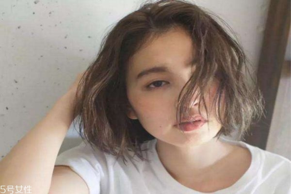 接近黑色的染發(fā)顏色 低調但是顯氣色的發(fā)色 接近黑色的染發(fā)顏色 低調但是顯氣色的發(fā)色