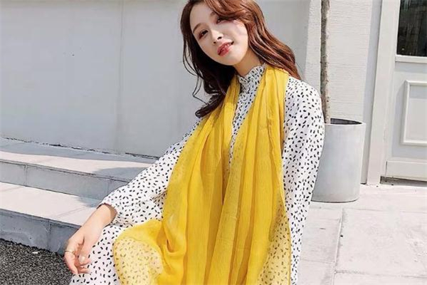 2019年流行什么顏色絲巾 女神氣質(zhì)盡顯 2019年流行什么顏色絲巾 女神氣質(zhì)盡顯