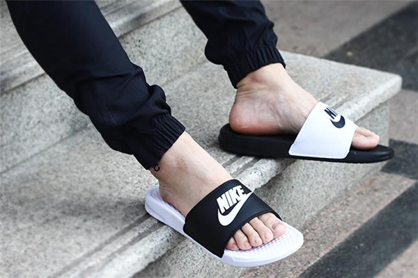 耐克拖鞋沾水發(fā)臭怎么辦 解決方法是這樣 耐克拖鞋沾水發(fā)臭怎么辦 解決方法是這樣