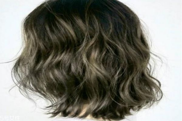 接近黑色的染發(fā)顏色 低調但是顯氣色的發(fā)色 接近黑色的染發(fā)顏色 低調但是顯氣色的發(fā)色