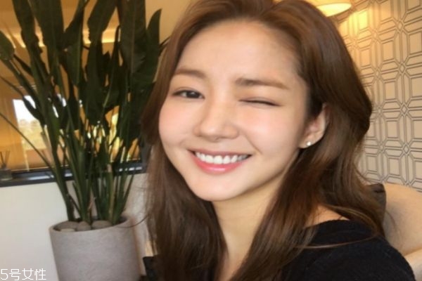 接近黑色的染發(fā)顏色 低調但是顯氣色的發(fā)色 接近黑色的染發(fā)顏色 低調但是顯氣色的發(fā)色