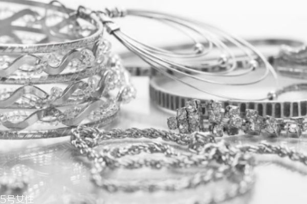 銀器為什么會(huì)變黑 銀對(duì)人體有害嗎 銀器為什么會(huì)變黑 銀對(duì)人體有害嗎