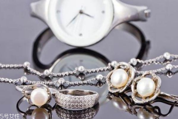 銀器為什么會(huì)變黑 銀對(duì)人體有害嗎 銀器為什么會(huì)變黑 銀對(duì)人體有害嗎