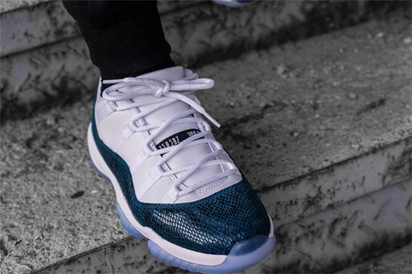 aj11 low藍(lán)蛇開箱測評 aj11 low藍(lán)蛇實物上腳 aj11 low藍(lán)蛇開箱測評 aj11 low藍(lán)蛇實物上腳