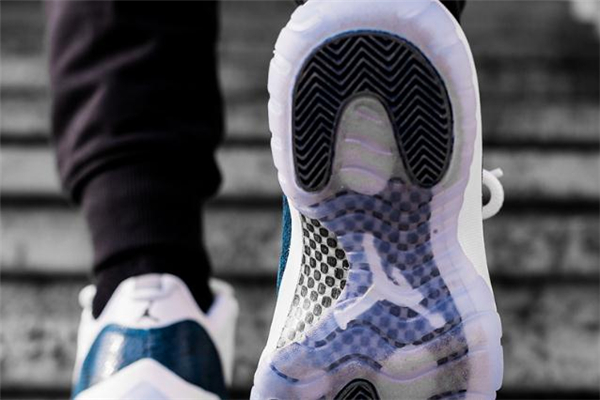 aj11 low藍(lán)蛇開箱測評 aj11 low藍(lán)蛇實物上腳 aj11 low藍(lán)蛇開箱測評 aj11 low藍(lán)蛇實物上腳