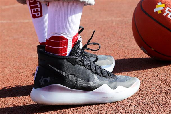 耐克kd12和威少2哪個好 kd12和威少2對比測評 耐克kd12和威少2哪個好 kd12和威少2對比測評