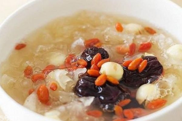 銀耳湯是涼性的嗎 銀耳湯可以放多久 銀耳湯是涼性的嗎 銀耳湯可以放多久