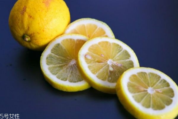 檸檬敷臉后要洗臉嗎 檸檬汁美容使用誤區(qū) 檸檬敷臉后要洗臉嗎 檸檬汁美容使用誤區(qū)