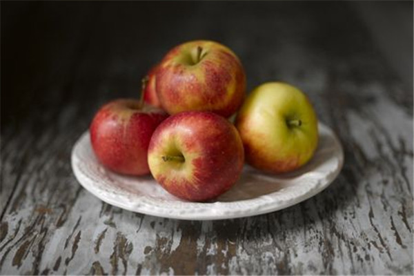 睡覺前吃蘋果好嗎 蘋果的好處 睡覺前吃蘋果好嗎 蘋果的好處