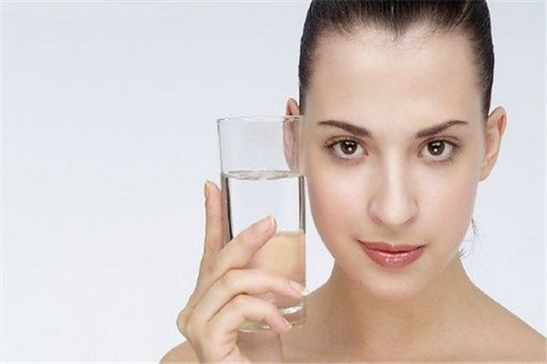 睡覺前喝水好嗎 什么時候喝水好 睡覺前喝水好嗎 什么時候喝水好