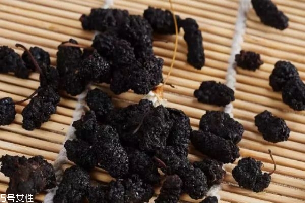 桑葚干泡水一天需幾顆 桑葚干泡水喝的好處 桑葚干泡水一天需幾顆 桑葚干泡水喝的好處