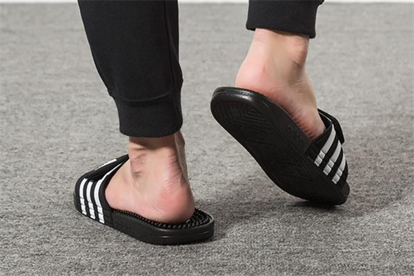 阿迪達(dá)斯拖鞋能沾水嗎 當(dāng)心會發(fā)臭 阿迪達(dá)斯拖鞋能沾水嗎 當(dāng)心會發(fā)臭