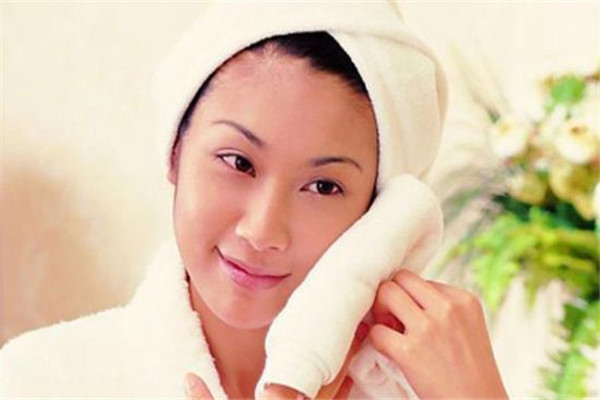 蒸餾水敷臉有什么作用 蒸餾水的效果 蒸餾水敷臉有什么作用 蒸餾水的效果