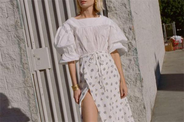 泡泡袖上衣配什么裙子 打造復(fù)古宮廷風(fēng) 泡泡袖上衣配什么裙子 打造復(fù)古宮廷風(fēng)