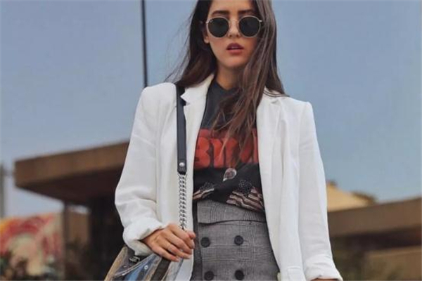 白色西裝外套內(nèi)搭什么 春季時(shí)髦法則 白色西裝外套內(nèi)搭什么 春季時(shí)髦法則