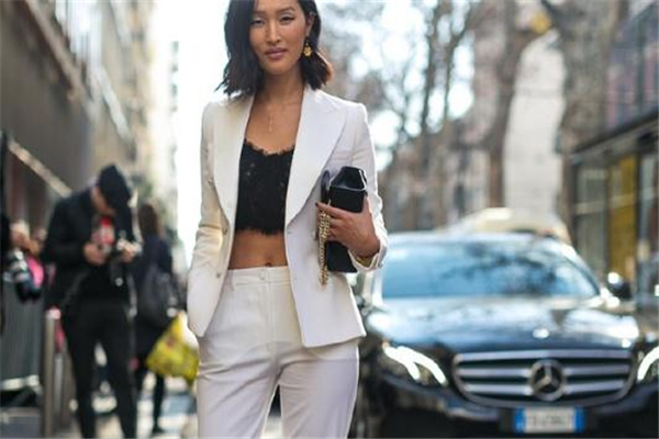 白色西裝外套內(nèi)搭什么 春季時(shí)髦法則 白色西裝外套內(nèi)搭什么 春季時(shí)髦法則