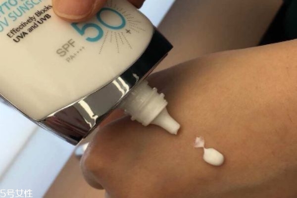 香蒲麗防曬霜和安耐曬哪個(gè)好用 香蒲麗防曬霜測評