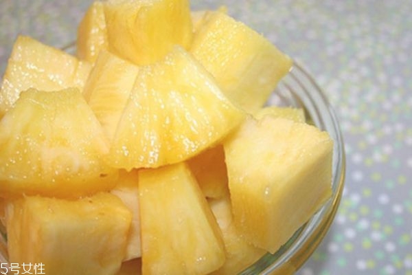 吃完菠蘿可以喝牛奶嗎 吃完菠蘿喝牛奶會怎樣 吃完菠蘿可以喝牛奶嗎 吃完菠蘿喝牛奶會怎樣