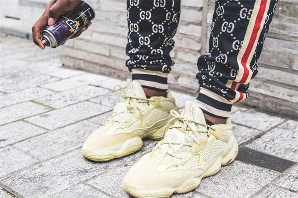 yeezy 500能用防水噴霧嗎 要選對種類 yeezy 500能用防水噴霧嗎 要選對種類
