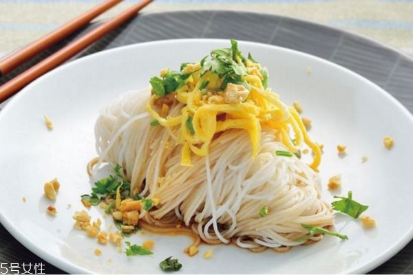 涼拌米線怎么做 涼拌米線的做法 涼拌米線怎么做 涼拌米線的做法