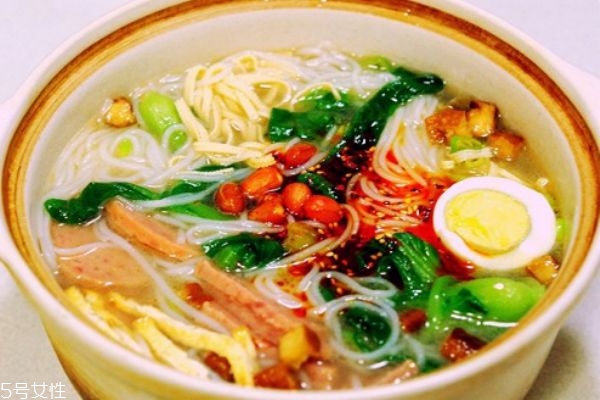 米線要提前泡多長(zhǎng)時(shí)間 米線煮多久 米線要提前泡多長(zhǎng)時(shí)間 米線煮多久