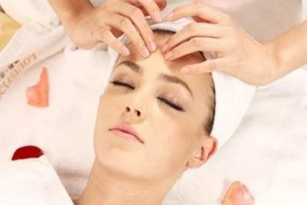 面部刮痧會(huì)傷害皮膚嗎 面部刮痧的好處 面部刮痧會(huì)傷害皮膚嗎 面部刮痧的好處