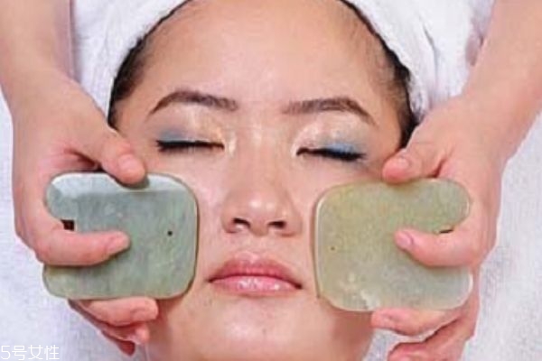 面部刮痧后臉發(fā)紅發(fā)熱 這些人不宜做面部刮痧 面部刮痧后臉發(fā)紅發(fā)熱 這些人不宜做面部刮痧