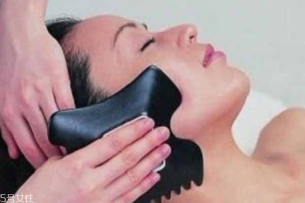 面部刮痧后臉發(fā)紅發(fā)熱 這些人不宜做面部刮痧 面部刮痧后臉發(fā)紅發(fā)熱 這些人不宜做面部刮痧