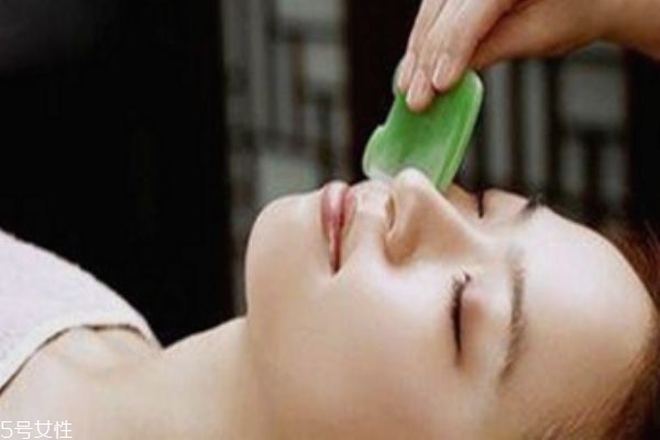 面部刮痧后臉發(fā)紅發(fā)熱 這些人不宜做面部刮痧 面部刮痧后臉發(fā)紅發(fā)熱 這些人不宜做面部刮痧