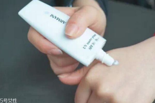 阿瑪尼唇釉怎么看日期 阿瑪尼彩妝的保質期