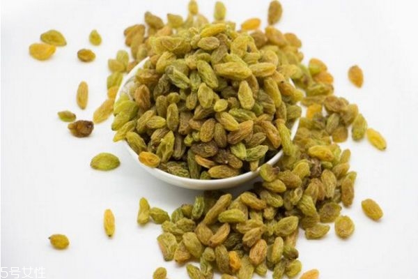 葡萄干可以泡酒嗎 葡萄干泡酒的功效和方法 葡萄干可以泡酒嗎 葡萄干泡酒的功效和方法