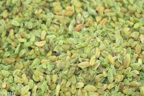 葡萄干可以泡酒嗎 葡萄干泡酒的功效和方法 葡萄干可以泡酒嗎 葡萄干泡酒的功效和方法