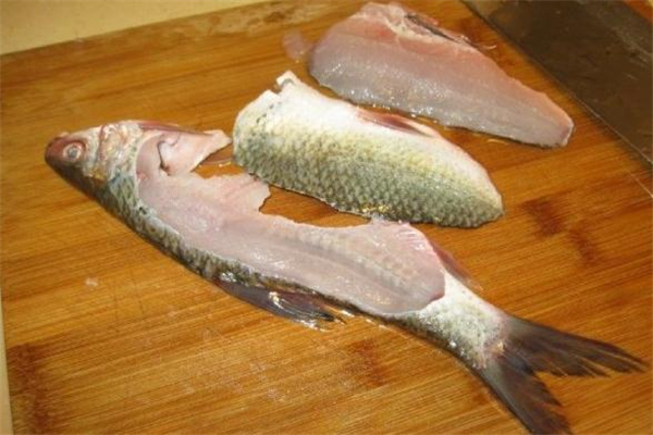 鯪魚皮怎么剝 鯪魚脫骨步驟詳解 鯪魚皮怎么剝 鯪魚脫骨步驟詳解