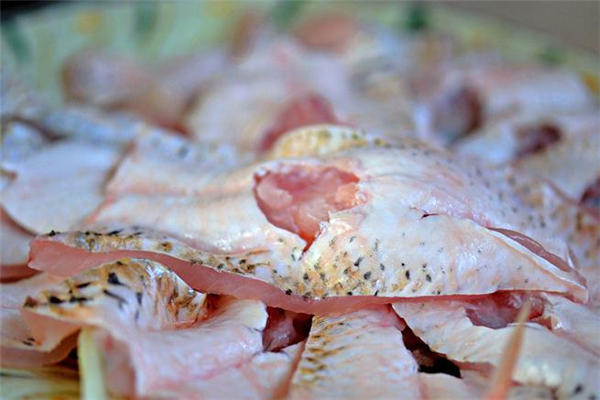 鯪魚皮怎么剝 鯪魚脫骨步驟詳解 鯪魚皮怎么剝 鯪魚脫骨步驟詳解