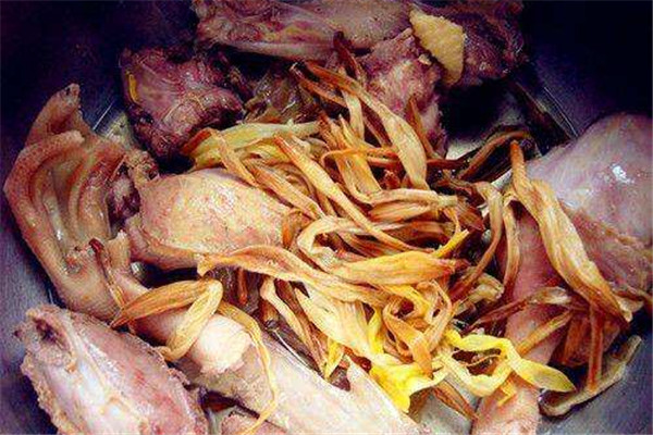 黃花菜可以燉雞嗎 黃花菜燉雞做法 黃花菜可以燉雞嗎 黃花菜燉雞做法