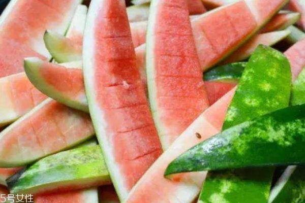西瓜汁要不要去籽 西瓜汁要不要加水 西瓜汁要不要去籽 西瓜汁要不要加水