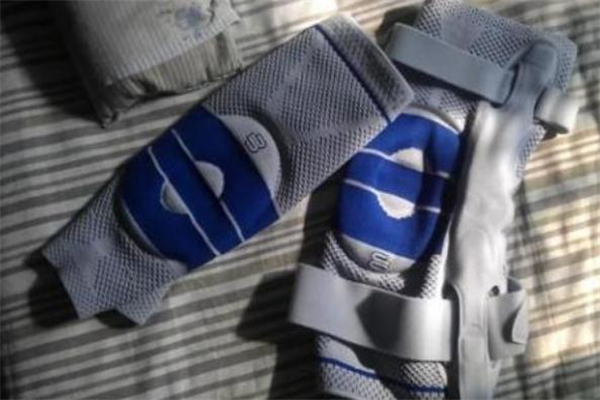 鮑爾芬護(hù)膝p3和a3區(qū)別 明星款護(hù)膝對(duì)比 鮑爾芬護(hù)膝p3和a3區(qū)別 明星款護(hù)膝對(duì)比