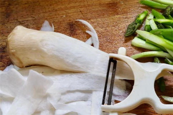 雞腿菇和杏鮑菇的區(qū)別 從形狀區(qū)分 雞腿菇和杏鮑菇的區(qū)別 從形狀區(qū)分