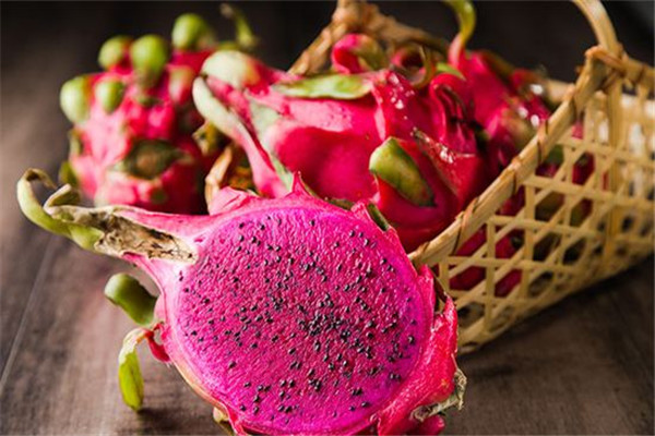 草莓可以和火龍果一起吃嗎 草莓和火龍果一起吃好處 草莓可以和火龍果一起吃嗎 草莓和火龍果一起吃好處