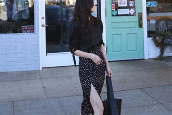 開叉半身裙怎么分前后 開叉裙區(qū)分前后方法 開叉半身裙怎么分前后 開叉裙區(qū)分前后方法