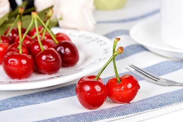 吃完車?yán)遄幼彀妥兒谠趺椿厥?車?yán)遄佑锌辔兜脑?>
               <p class=