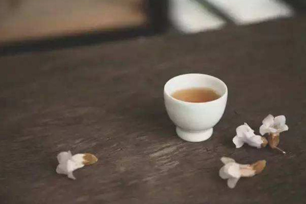 夏天應(yīng)該喝什么茶 夏天喝什么茶好 夏天應(yīng)該喝什么茶 夏天喝什么茶好