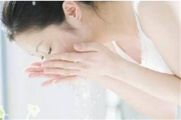 淘米水加白醋洗臉能變白嗎 這樣洗臉變白 淘米水加白醋洗臉能變白嗎 這樣洗臉變白