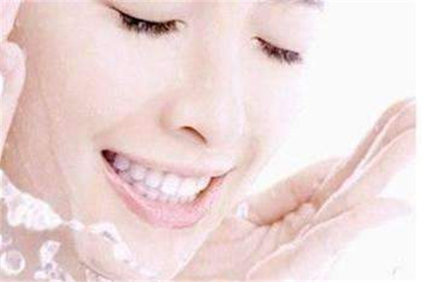 沒有卸妝油的情況下怎么卸妝 這樣卸妝比較好 沒有卸妝油的情況下怎么卸妝 這樣卸妝比較好