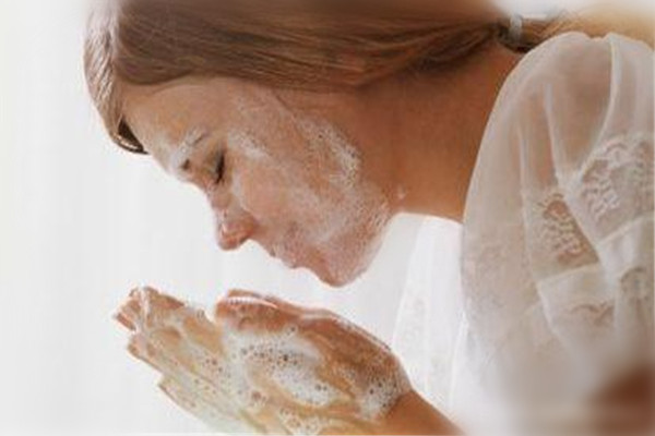 沒有卸妝油的情況下怎么卸妝 這樣卸妝比較好 沒有卸妝油的情況下怎么卸妝 這樣卸妝比較好