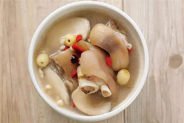 燉豬蹄要焯水嗎 這一步很關(guān)鍵 燉豬蹄要焯水嗎 這一步很關(guān)鍵