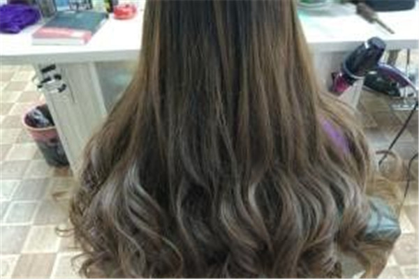 頭發(fā)愛(ài)出油是怎么回事 解放方法是這樣 頭發(fā)愛(ài)出油是怎么回事 解放方法是這樣