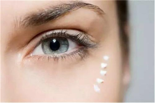 眼睛下面有細紋怎么辦呢 這樣做比較好 眼睛下面有細紋怎么辦呢 這樣做比較好