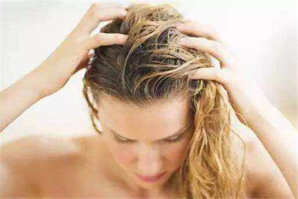 頭發(fā)毛躁用什么洗發(fā)水好 頭發(fā)毛躁這樣做 頭發(fā)毛躁用什么洗發(fā)水好 頭發(fā)毛躁這樣做