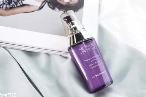 精華露和精華液的順序 正確的護(hù)膚流程 精華露和精華液的順序 正確的護(hù)膚流程